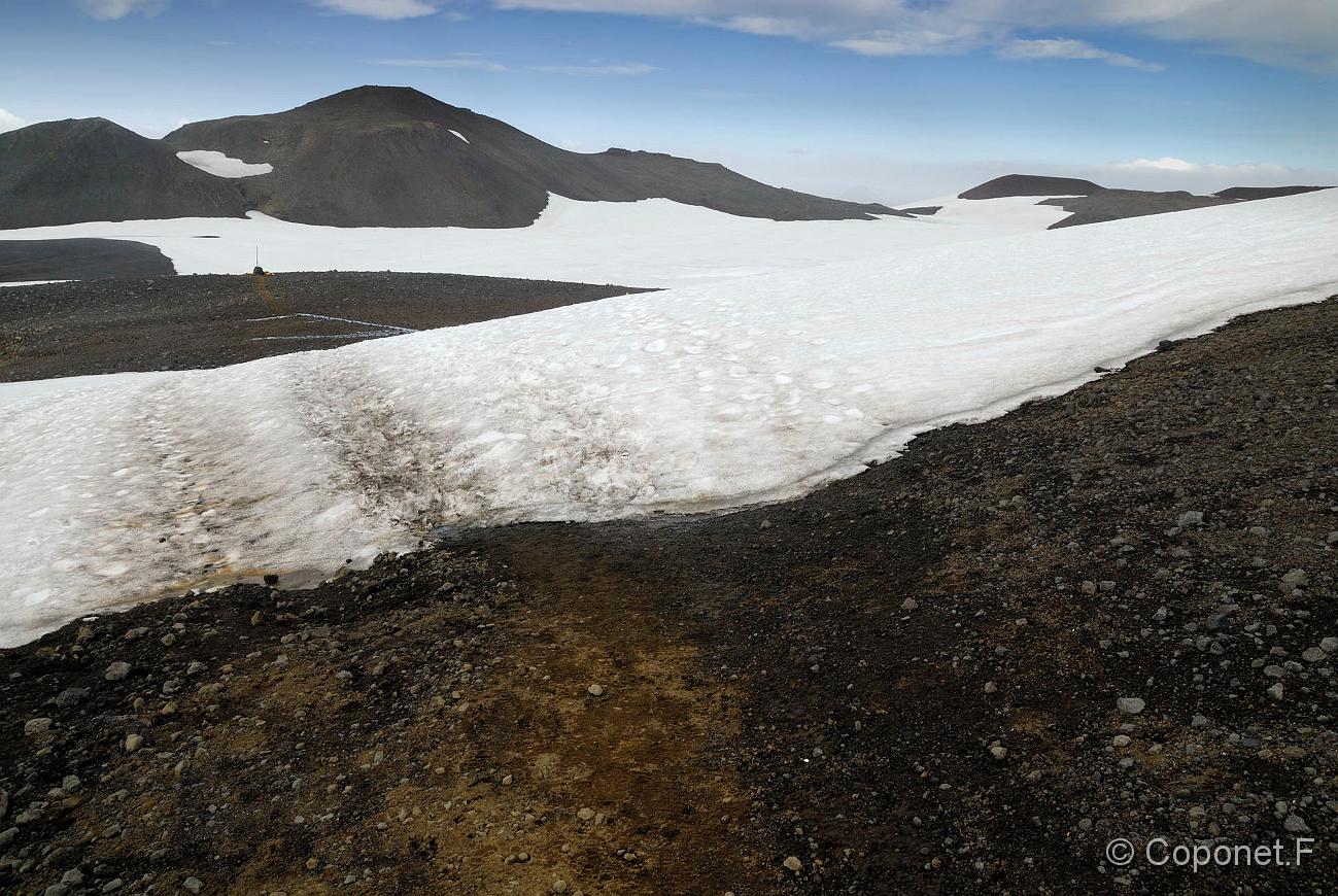 007 Islande 2009.jpg - Presque au sommet de Fimmvörðuháls ,  traversée de nombreux névés  pouvant faire 1km